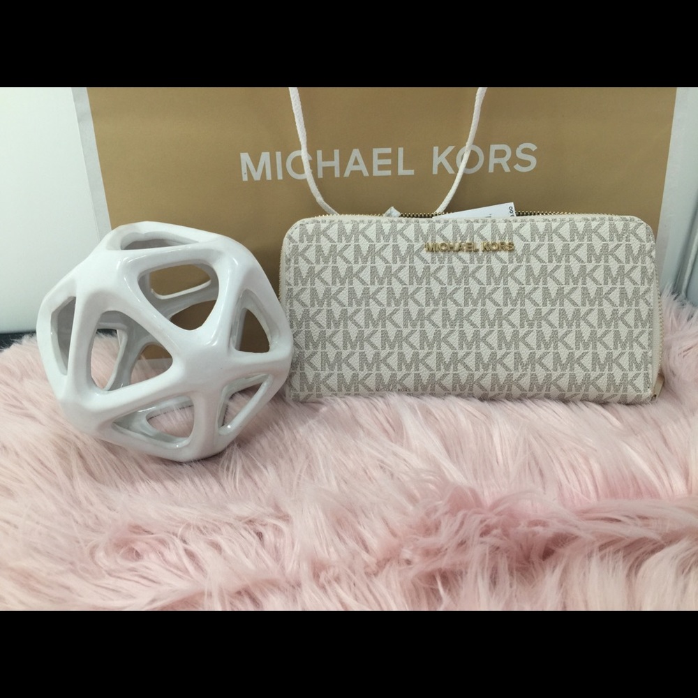 MK Jet Set Travel Large Wallet